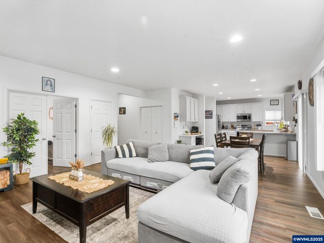 1241 Dahlia St, Woodburn, OR 97071