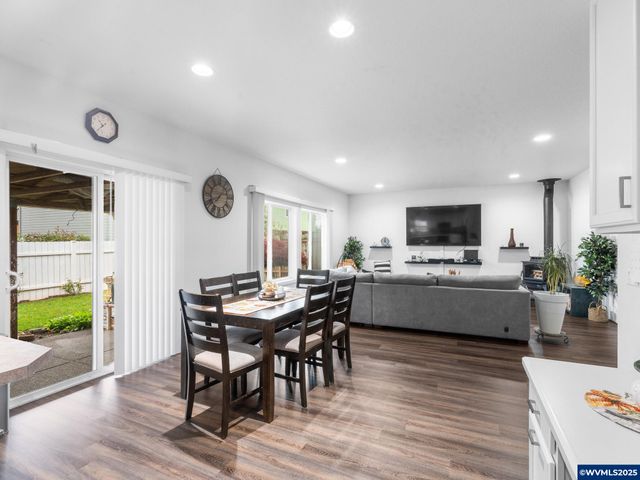 1241 Dahlia St, Woodburn, OR 97071