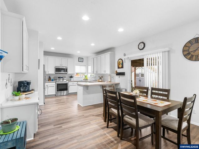 1241 Dahlia St, Woodburn, OR 97071