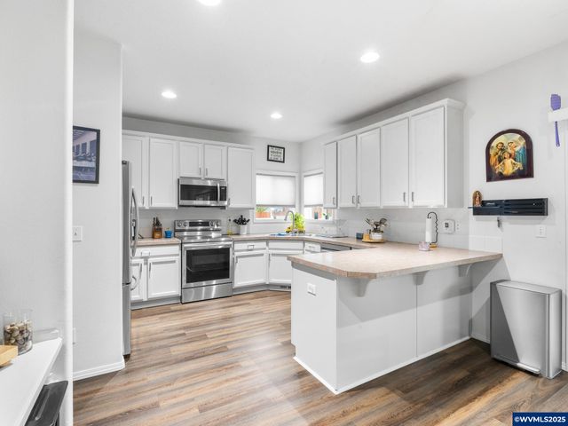 1241 Dahlia St, Woodburn, OR 97071