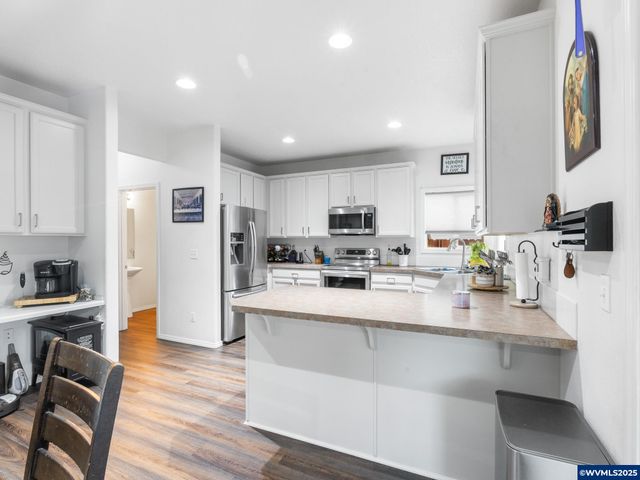 1241 Dahlia St, Woodburn, OR 97071