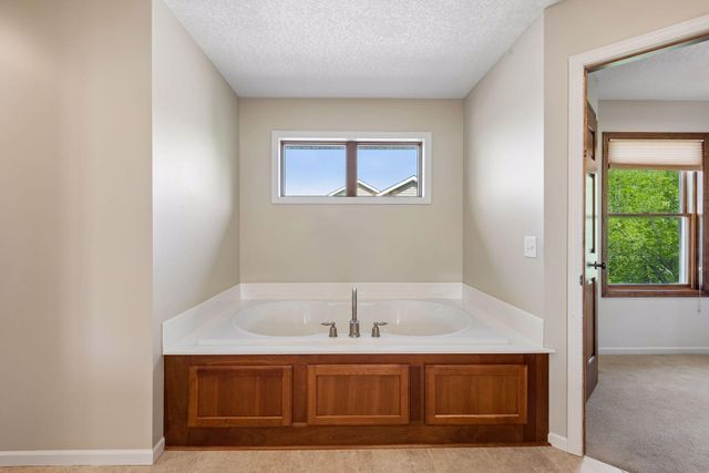 1800 Carriage Drive, Victoria, MN 55386