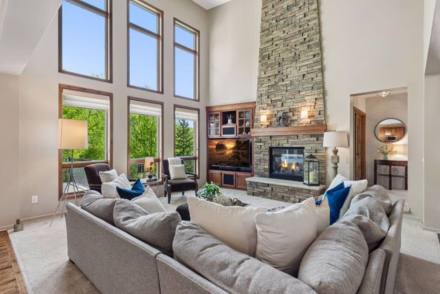 1800 Carriage Drive, Victoria, MN 55386