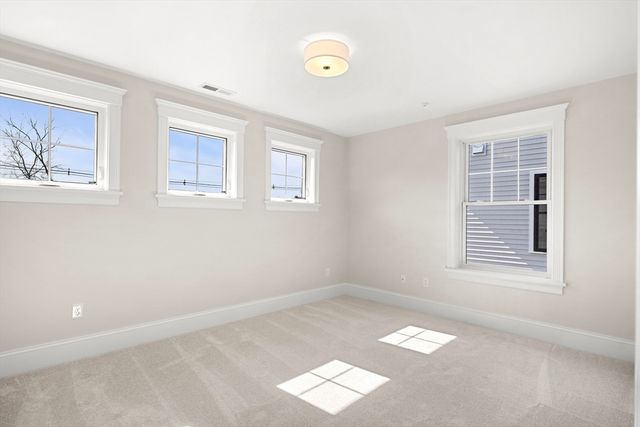 24 Fellows Rd 3, Ipswich, MA 01938