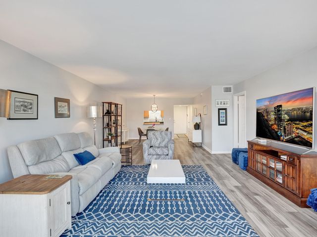 3051 NE 48th Street 205, Fort Lauderdale, FL 33308