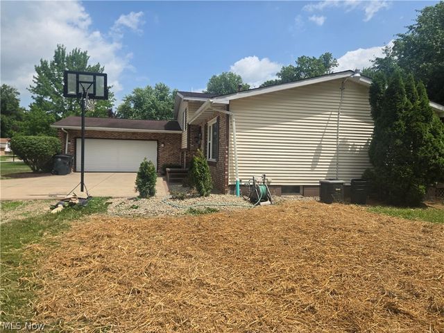 2042 Coit Drive NW, Warren, OH 44485