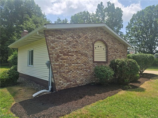 2042 Coit Drive NW, Warren, OH 44485