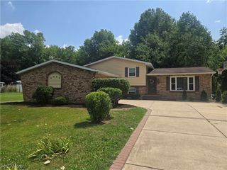 2042 Coit Drive NW, Warren, OH 44485