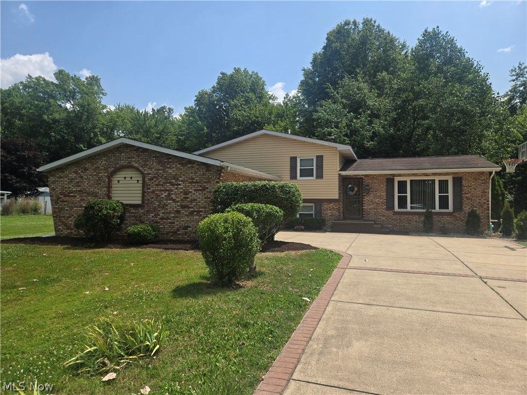 2042 Coit Drive NW, Warren, OH 44485