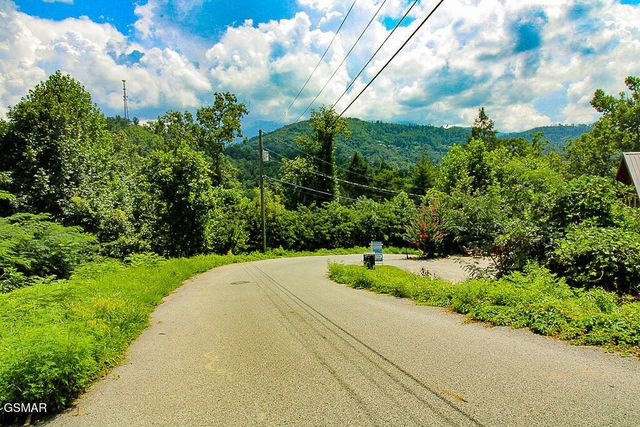 335 W Pinnacle Drive, Gatlinburg, TN 37738