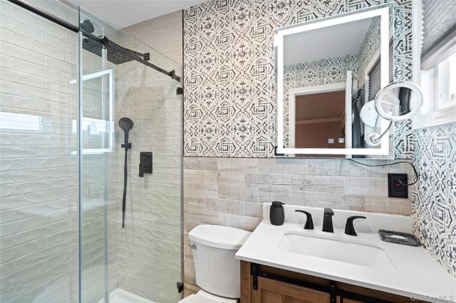 11 W Hitchcock Avenue, Floral Park, NY 11001