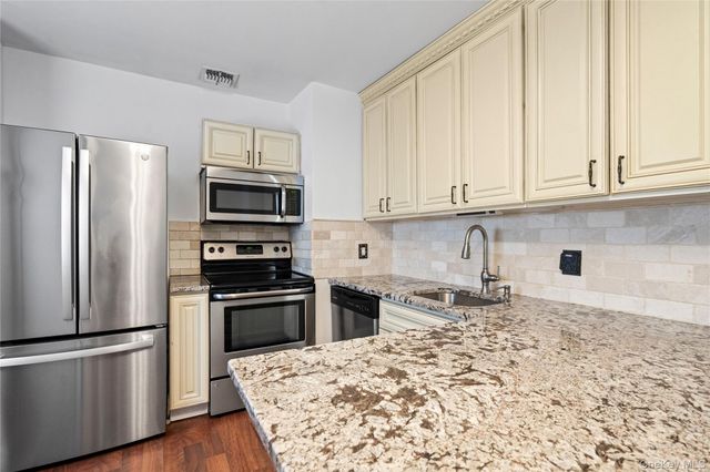 11 W Hitchcock Avenue, Floral Park, NY 11001