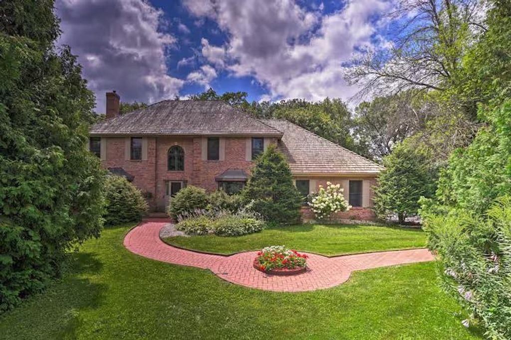 6993 Applewood Drive, Madison, WI 53719