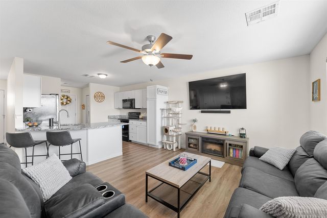 1104 Harbor Dr, Salina, KS 67401