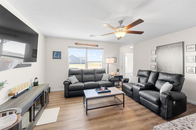 1104 Harbor Dr, Salina, KS 67401