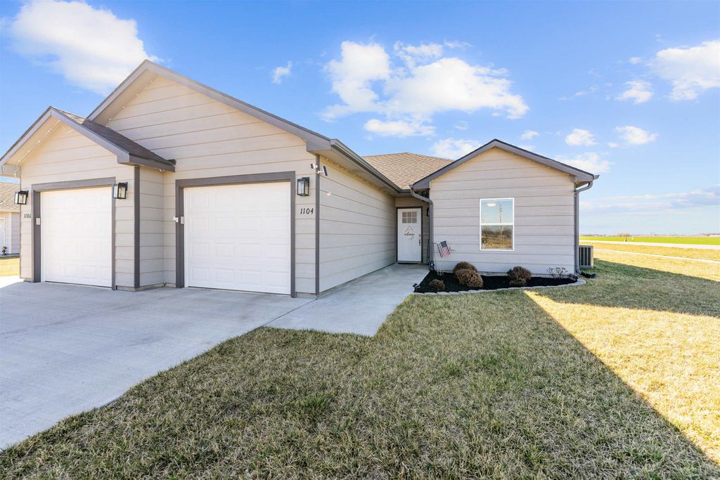 1104 Harbor Dr, Salina, KS 67401