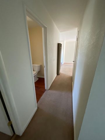 941 E E St, Oakdale, CA 95361