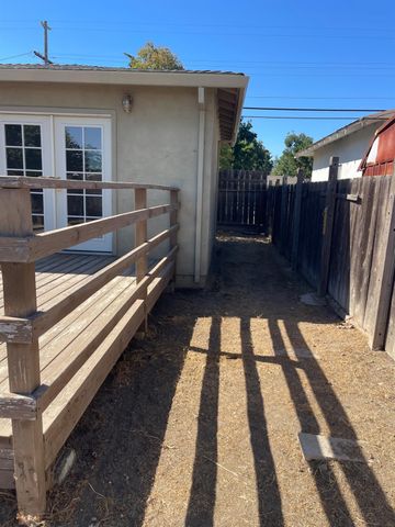 941 E E St, Oakdale, CA 95361