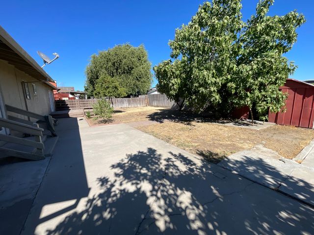 941 E E St, Oakdale, CA 95361