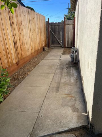 941 E E St, Oakdale, CA 95361