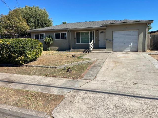 941 E E St, Oakdale, CA 95361