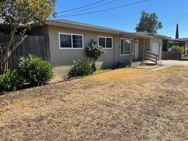 941 E E St, Oakdale, CA 95361