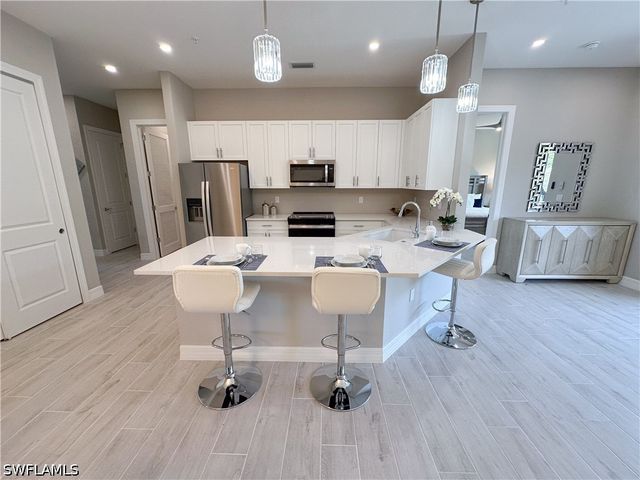262 Indies Dr 201, Naples, FL 34114