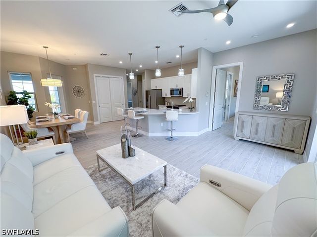 262 Indies Dr 201, Naples, FL 34114