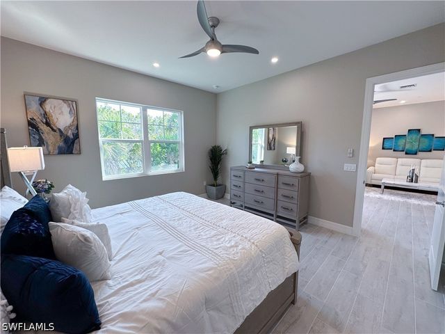 262 Indies Dr 201, Naples, FL 34114