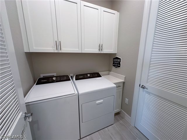 262 Indies Dr 201, Naples, FL 34114