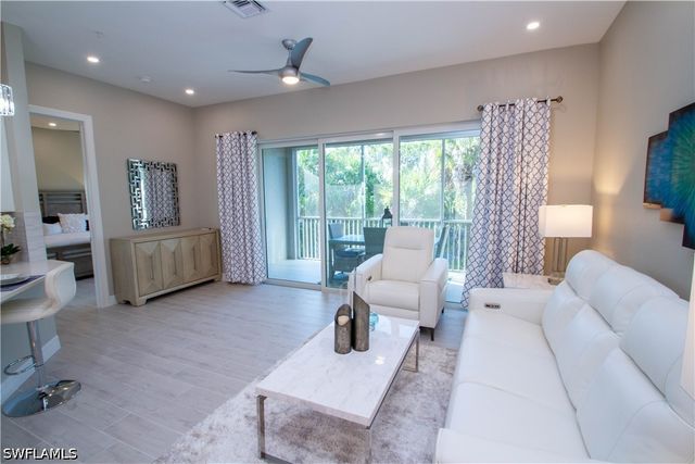 262 Indies Dr 201, Naples, FL 34114