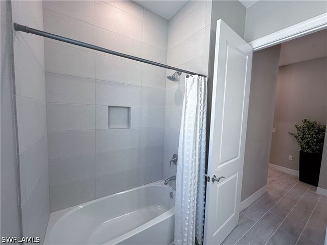 262 Indies Dr 201, Naples, FL 34114