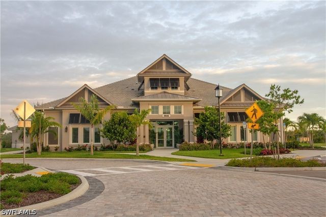 262 Indies Dr 201, Naples, FL 34114