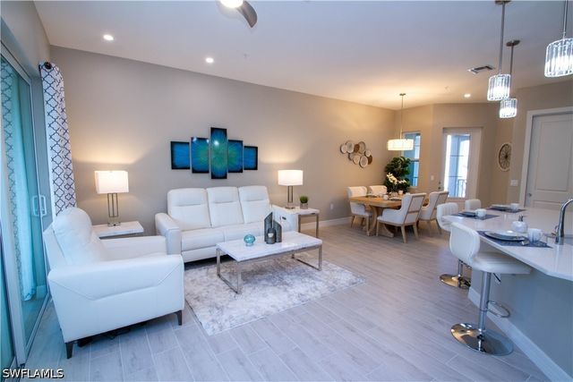 262 Indies Dr 201, Naples, FL 34114
