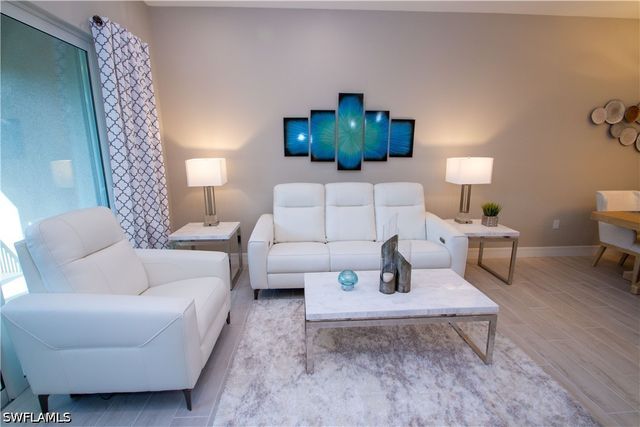 262 Indies Dr 201, Naples, FL 34114