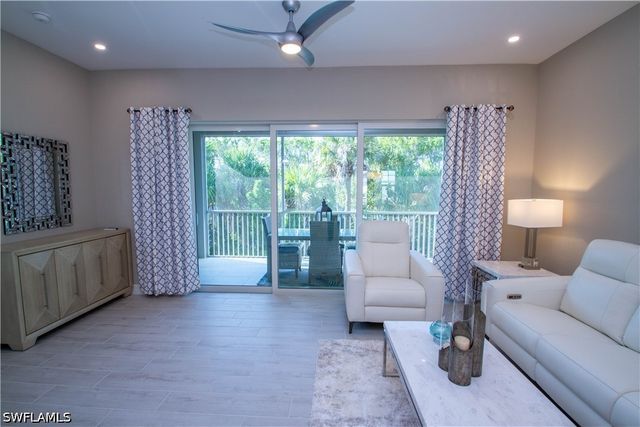 262 Indies Dr 201, Naples, FL 34114