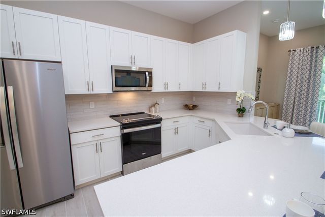 262 Indies Dr 201, Naples, FL 34114