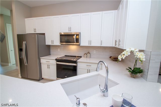 262 Indies Dr 201, Naples, FL 34114