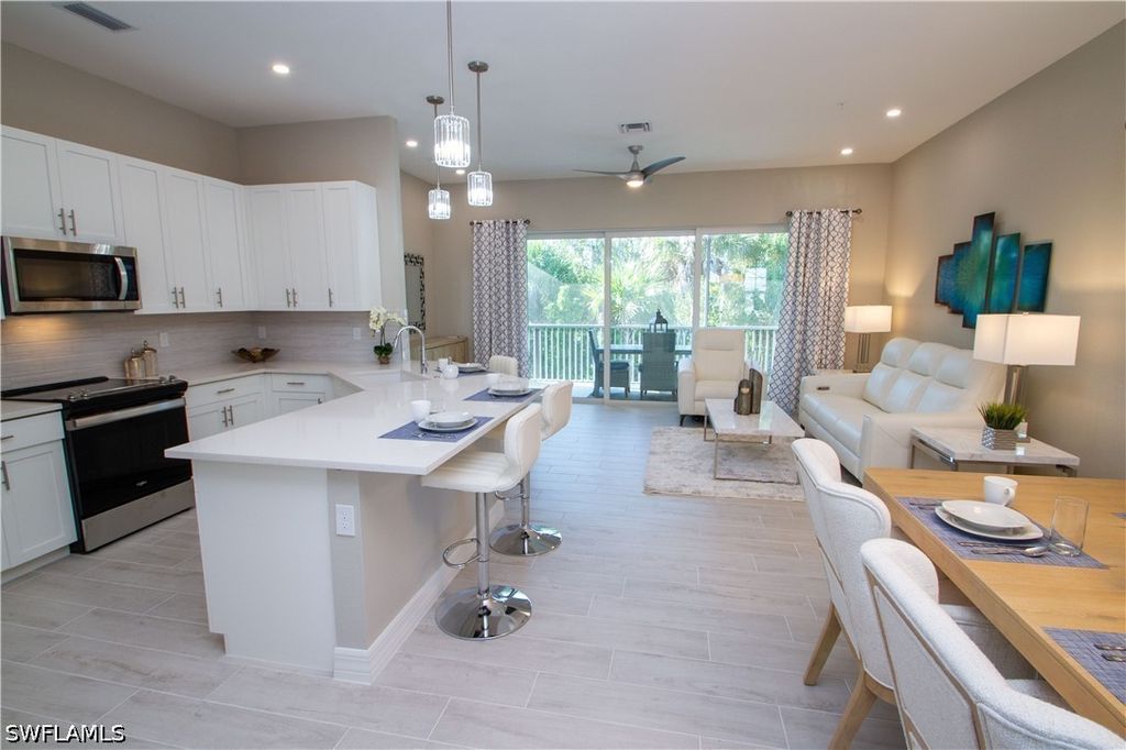 262 Indies Dr 201, Naples, FL 34114