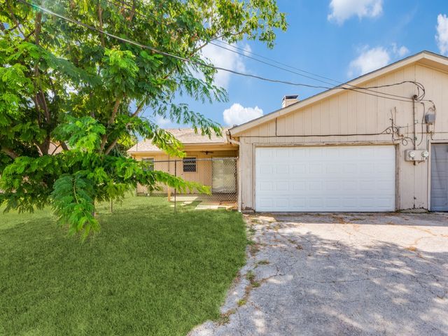 1111 N Nolan River Road B, Cleburne, TX 76033