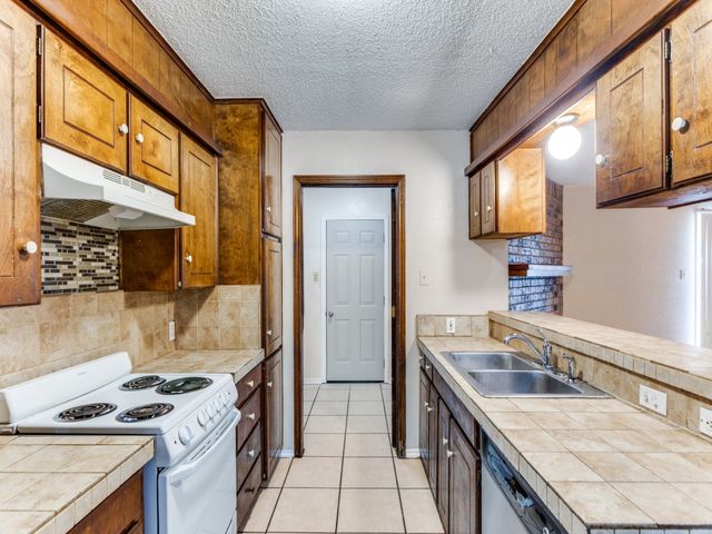 1111 N Nolan River Road B, Cleburne, TX 76033