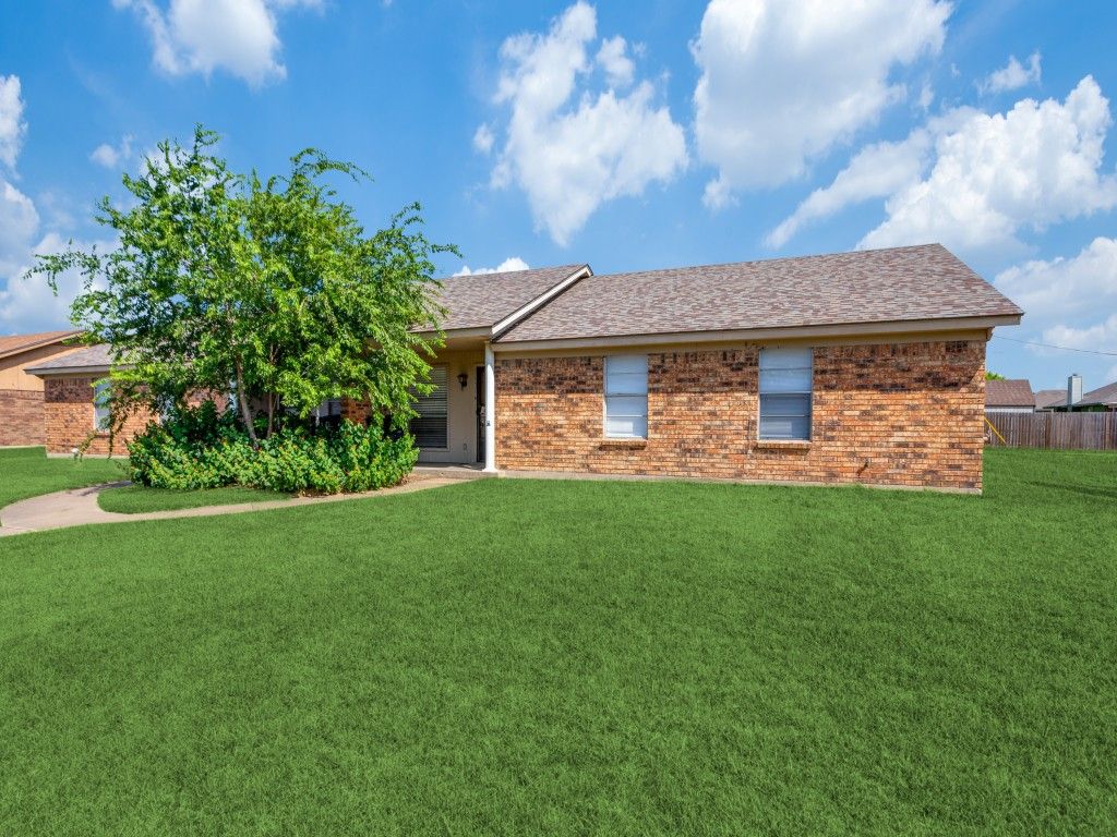 1111 N Nolan River Road B, Cleburne, TX 76033