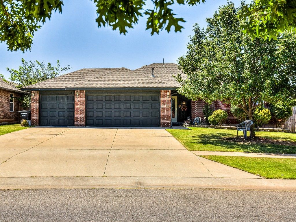 720 Manhattan Drive, Moore, OK 73160