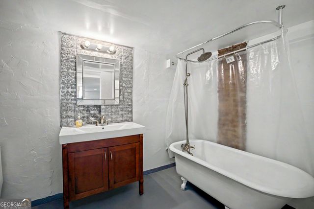 70 E Washington Street, Newnan, GA 30263