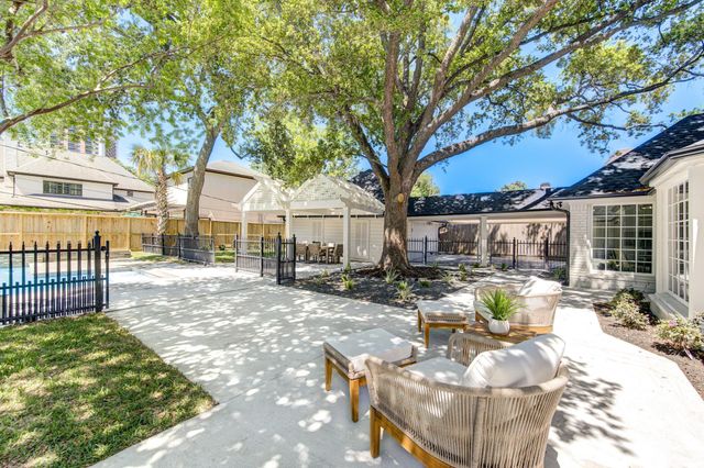 926 Old Lake Road, Houston, TX 77057