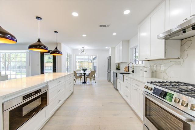 926 Old Lake Road, Houston, TX 77057