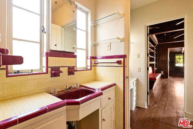 2054 Manning Avenue, Los Angeles, CA 90025