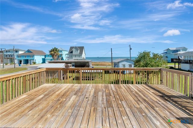 106 E Adams Avenue, Port O'connor, TX 77982