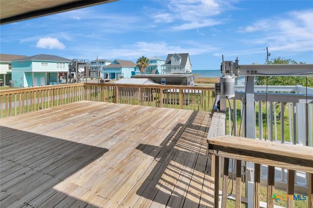 106 E Adams Avenue, Port O'connor, TX 77982