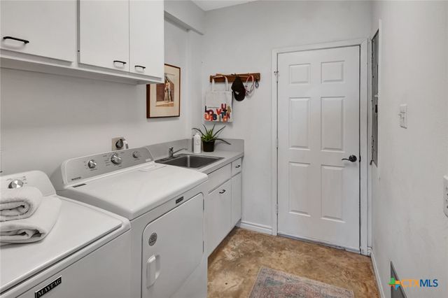 106 E Adams Avenue, Port O'connor, TX 77982